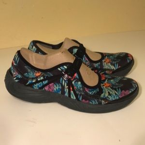 BZEES Women’s Floral shoes Sz 10M
